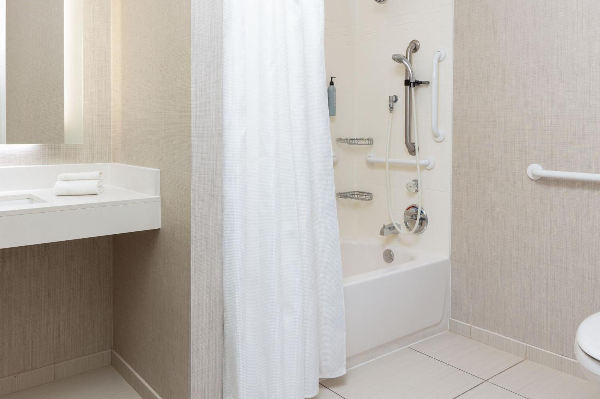 Hotel By Marriott Decatur Forsyth